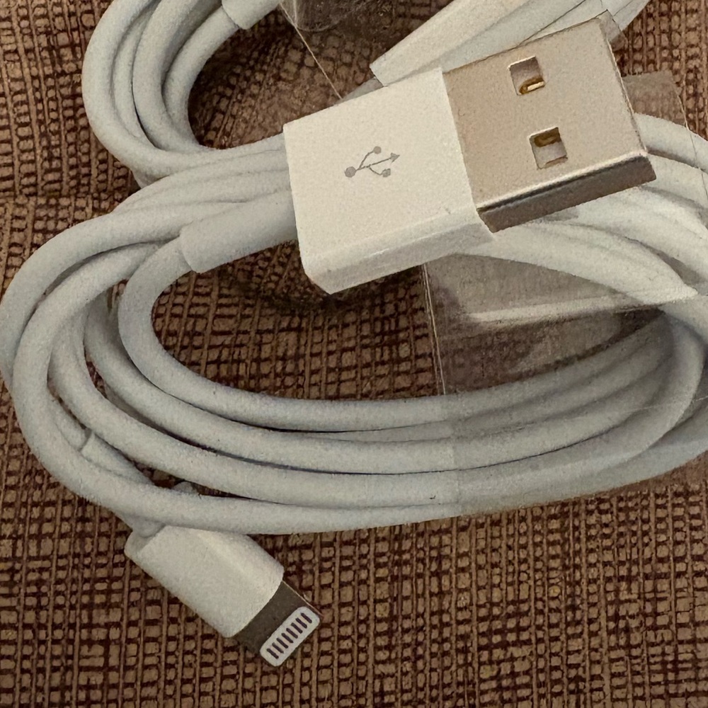 Apple IPhone Pro & Pro Max Lightning to USB Charging Cable and USB Wall Charger - Picture 3 of 3